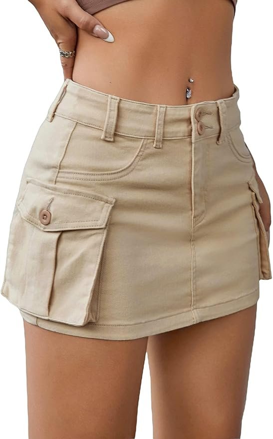 Beige low-rise cargo mini skirt with side pockets, inspired by early 2000s fashion trends.